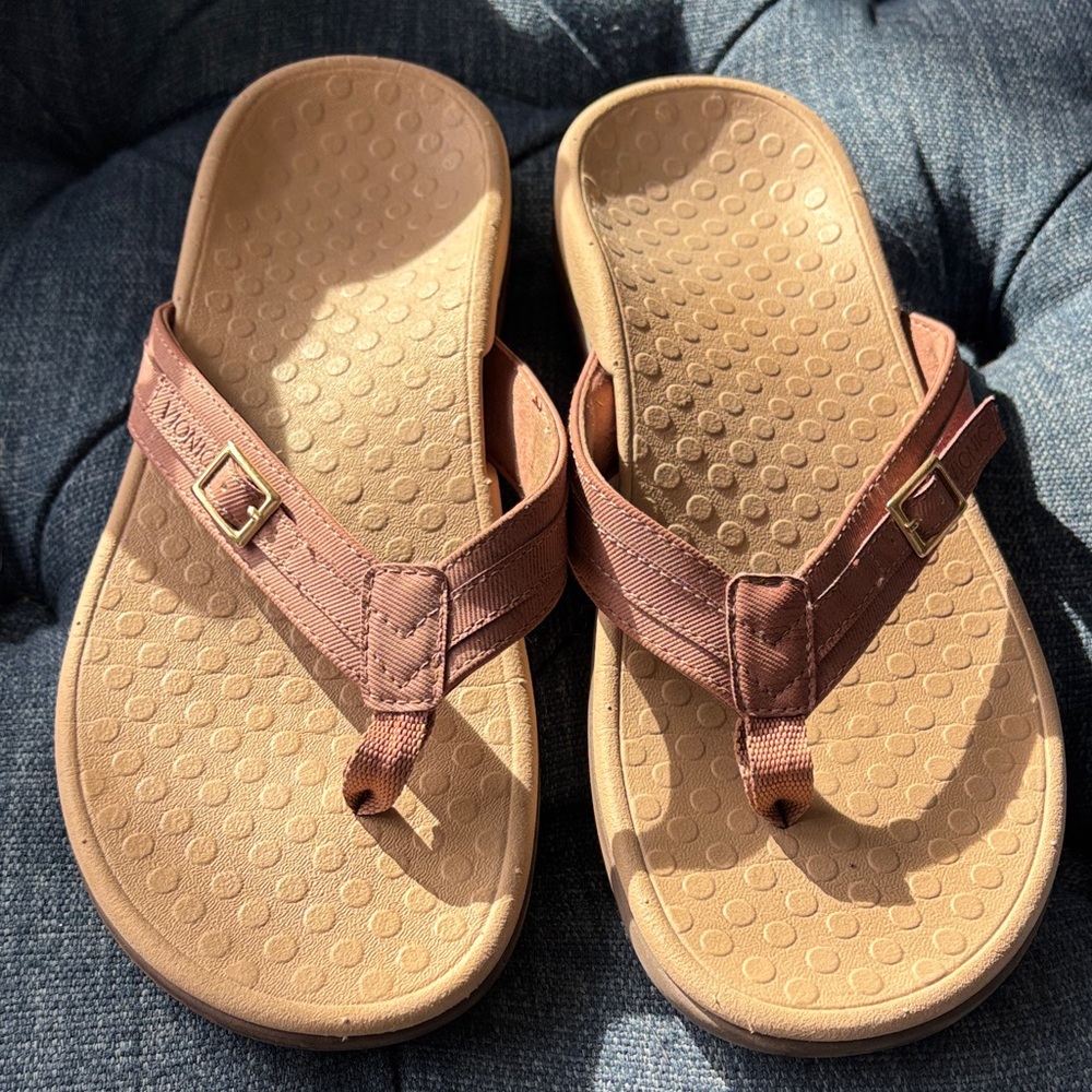 Vionic Rose colored Sandals